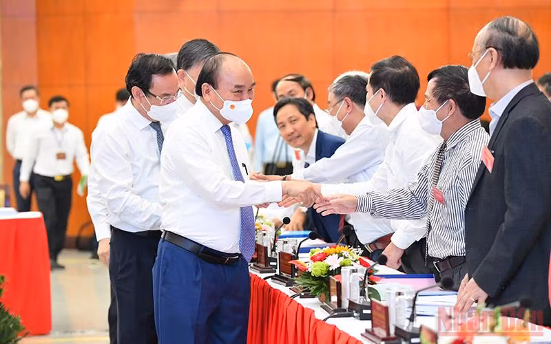 Chủ tịch nước Nguyễn Xuân Phúc chúc mừng các đại biểu, nhà khoa học tham dự hội thảo. 