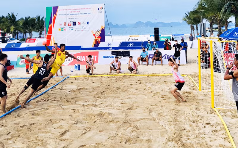 Đội tuyển bóng ném bãi biển nam Việt Nam (áo vàng) thắng đậm 2-0 (18-8 và 17-7) trước đối thủ Singapore trong trận đấu đầu tiên.