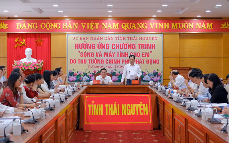 Các doanh nghiệp trên địa bàn tỉnh ủng hộ 8,3 tỷ đồng cho chương trình “Sóng và máy tính cho em”.