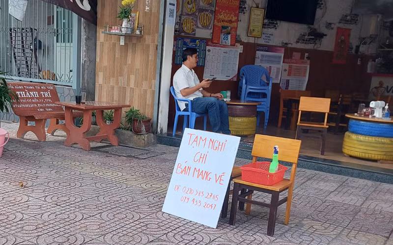 Các cơ sở kinh doanh dịch vụ ăn uống trên địa bàn thành phố Vĩnh Long chỉ được bán mang về. 