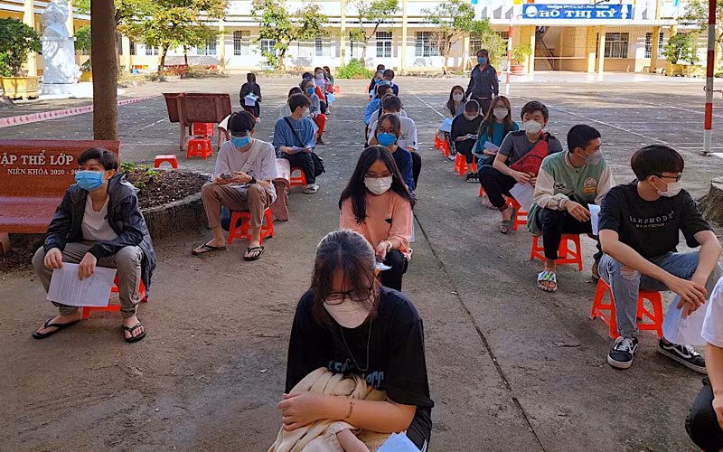 Học sinh Trường trung học phổ thông Hồ Thị Kỷ tập trung đến điểm tiêm chủng tại trường trong ngày 4/11.