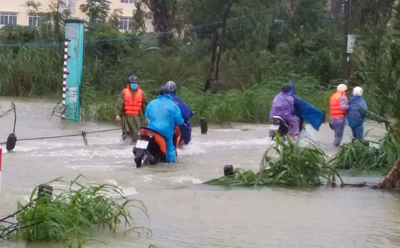 Mưa lớn gây ngập lụt, sạt lở nhiều nơi ở Quảng Ngãi -0