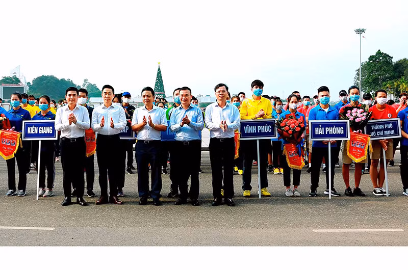 Ban Tổ chức trao tặng cờ và hoa cho các đoàn tham dự Giải.