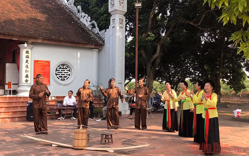 Trình diễn hát trống quân ở Hưng Yên.
