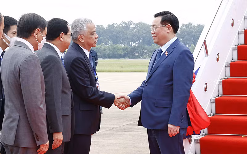 Lễ đón Chủ tịch Quốc hội Vương Đình Huệ tại Sân bay quốc tế Wattay, Thủ đô Vientiane. 