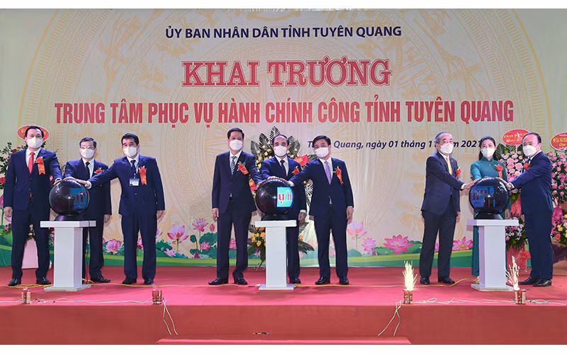 Lãnh đạo tỉnh Tuyên Quang ấn nút khai trương Trung tâm Phục vụ hành chính công.
