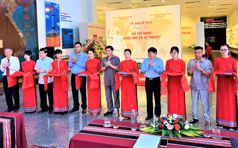 Các đồng chí lãnh đạo tỉnh Đắk Lắk và Khu Di tích Chủ tịch Hồ Chí Minh tại Phủ Chủ tịch cắt băng khai mạc triển lãm.