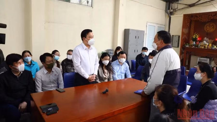 Phó Chủ tịch Ủy ban nhân dân TP Hà Nội Chử Xuân Dũng thăm hỏi, động viên gia đình nạn nhân.