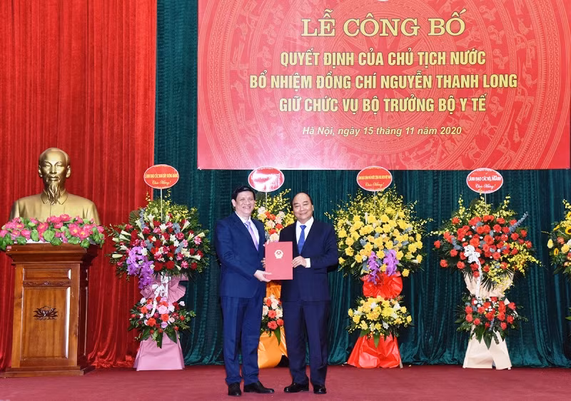 Thủ tướng Nguyễn Xuân Phúc trao quyết định bổ nhiệm tân Bộ trưởng Y tế Nguyễn Thanh Long. (Ảnh: TRẦN HẢI)