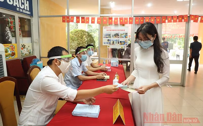 Cử tri là sinh viên tham gia bỏ phiếu tại khu vực bỏ phiếu thuộc quận Cầu Giấy, Hà Nội. Ảnh: DUY LINH