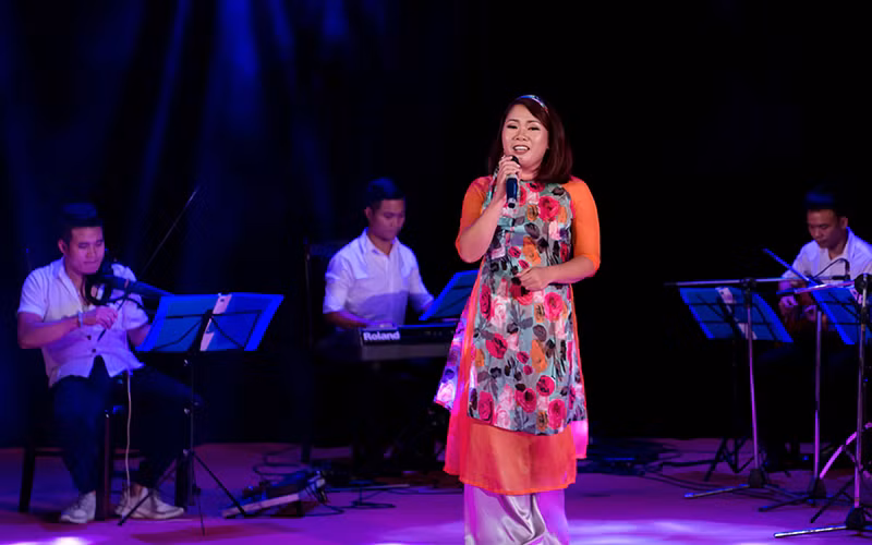 Cô giáo Bạch Thùy Linh (Nguyệt Ca), người khởi xướng dự án chuyển ngữ tiếng Anh cho nhạc thiếu nhi Việt Nam.