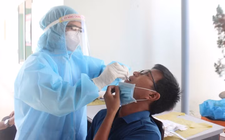 Lấy mẫu xét nghiệm lực lượng trực tiếp phòng, chống dịch.