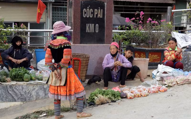 Cột mốc Trung tâm huyện cũng được bà con trưng dụng để bán hàng.