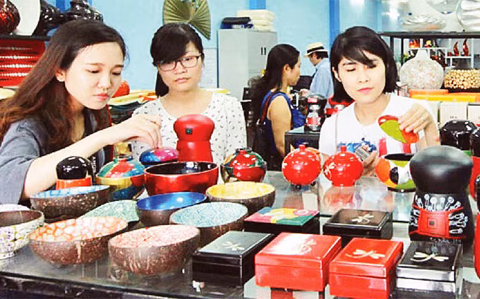 Khu trưng bày các sản phẩm sơn mài làng nghề Hạ Thái.Ảnh: HỒ HẠ