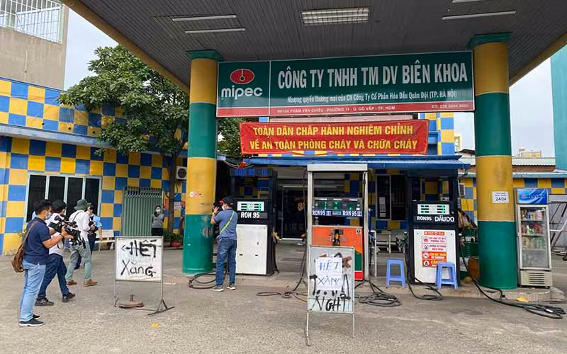 Ngày 20/2, Cửa hàng xăng, dầu của Công ty TNHH thương mại dịch vụ Biên Khoa tại 69/10X Phạm Văn Chiêu, phường 14, quận Gò Vấp, Thành phố Hồ Chí Minh treo biển “hết xăng”. 