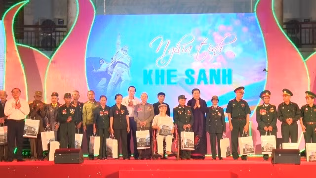 Trao quà cho cựu chiến binh tiêu biểu tham gia chiến đấu giải phóng Khe Sanh, huyện Hướng Hóa (Quảng Trị)