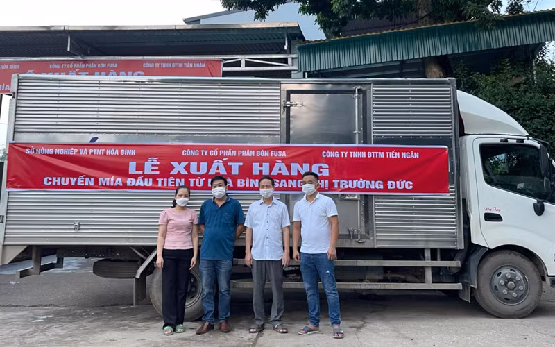 Đại diện ngành nông nghiệp tỉnh Hòa Bình và các doanh nghiệp xuất nhập khẩu tại lễ xuất lô mía đầu tiên sang Đức.