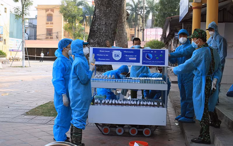 Robot vận chuyển nhu yếu phẩm phục vụ phòng, chống dịch Covid-19 là một sáng kiến tiêu biểu của người lao động. (Ảnh: BÍCH THÙY/BND)