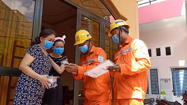Công nhân ngành điện thành phố Thủ Đức hướng dẫn người dân các biện pháp sử dụng điện hiệu quả trong mùa dịch.