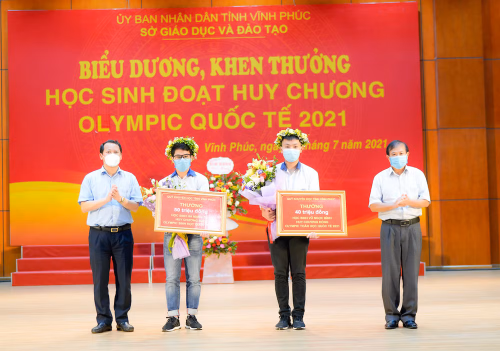 Lãnh đạo tỉnh Vĩnh Phúc biểu dương, khen thưởng hai học sinh Hà Mạnh Duy và Vũ Ngọc Bình. Ảnh: Bộ GD-ĐT 