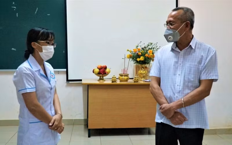 Giám đốc Sở Y tế tỉnh Đắk Lắk, Bác sĩ Chuyên khoa II Nay Phi La thăm hỏi, động viên nữ điều dưỡng Trần Thị Hương tại khu cách ly.