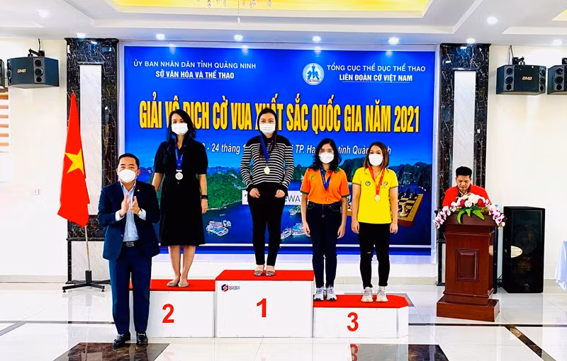 Ban Tổ chức trao huy chương vàng, bạc cho kỳ thủ nữ xuất sắc nội dung cờ tiêu chuẩn.