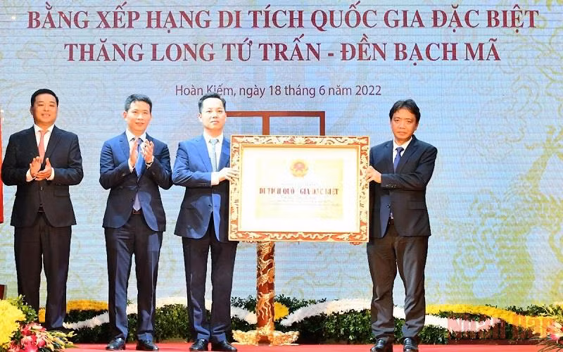 Thứ trưởng Văn hóa, Thể thao và Du lịch trao bằng xếp hạng di tích Quốc gia đặc biệt Thăng Long Tứ Trấn cho lãnh đạo quận Hoàn Kiếm. (Ảnh: THỦY NGUYÊN)