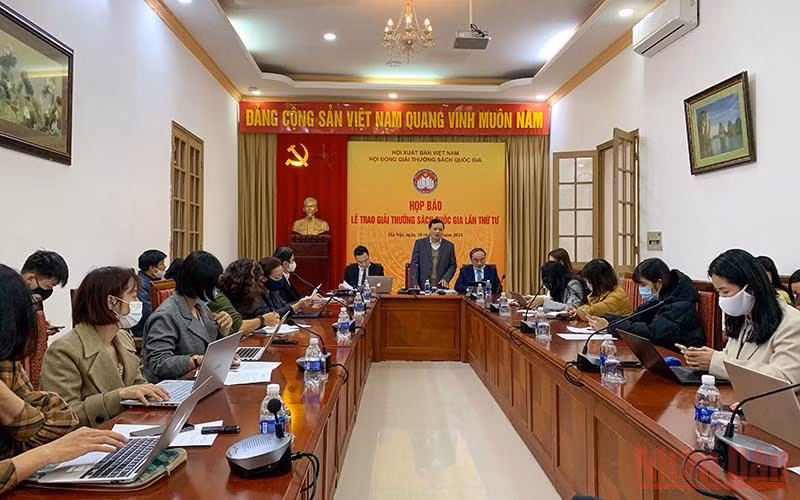 Toàn cảnh buổi họp báo.
