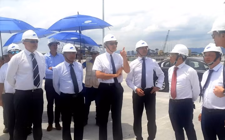 Đại sứ Pháp tại Việt Nam Nicolas Warnery và Tổng lãnh sự quán Pháp tại TP Hồ Chí Minh Vincent Floreani cùng lãnh đạo hai tập đoàn thăm cảng Gemalink.