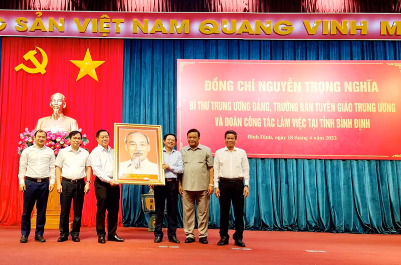 Đồng chí Nguyễn Trọng Nghĩa và Đoàn công tác của Ban Tuyên giáo Trung ương làm việc với Tỉnh ủy Bình Định -0