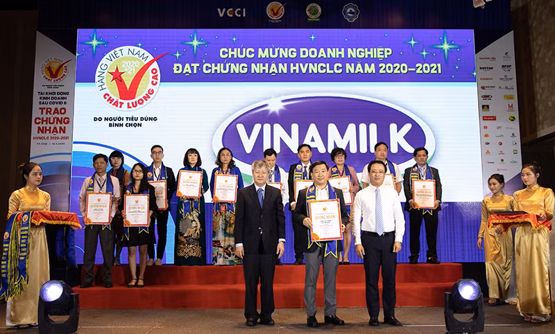  Giám đốc Đối ngoại Công ty Vinamilk Đỗ Thanh Tuấn, nhận giấy chứng nhận Hàng Việt Nam chất lượng cao lần thứ 24.