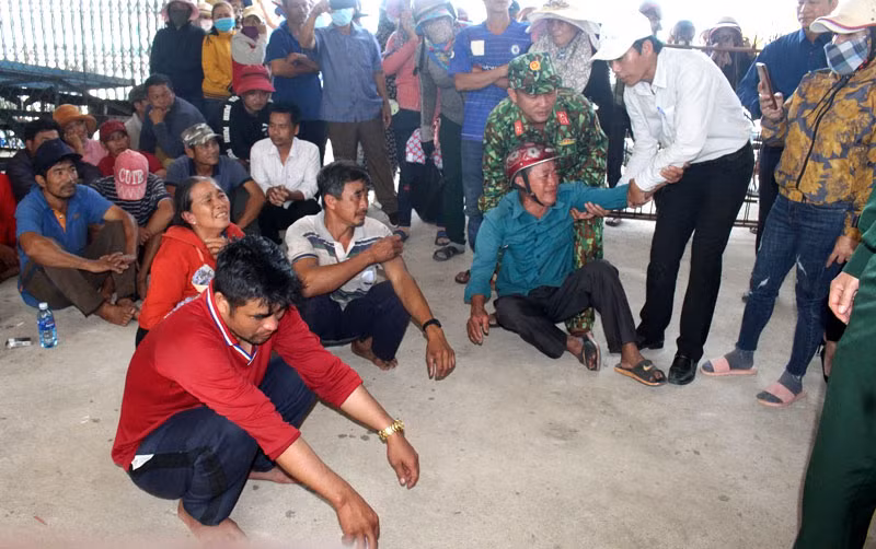 Các ngư dân trên tàu gặp nạn vào bờ an toàn.
