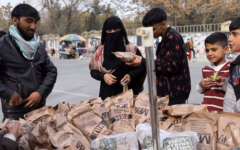 Mua đồ ăn tại Kabul, Afganistan tháng 11/2021. Ảnh: Reuters