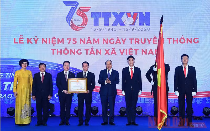 Thay mặt lãnh đạo Đảng, Nhà nước, Thủ tướng Nguyễn Xuân Phúc trao Huân chương Lao động hạng Nhất tặng TTXVN. Ảnh: TRẦN HẢI