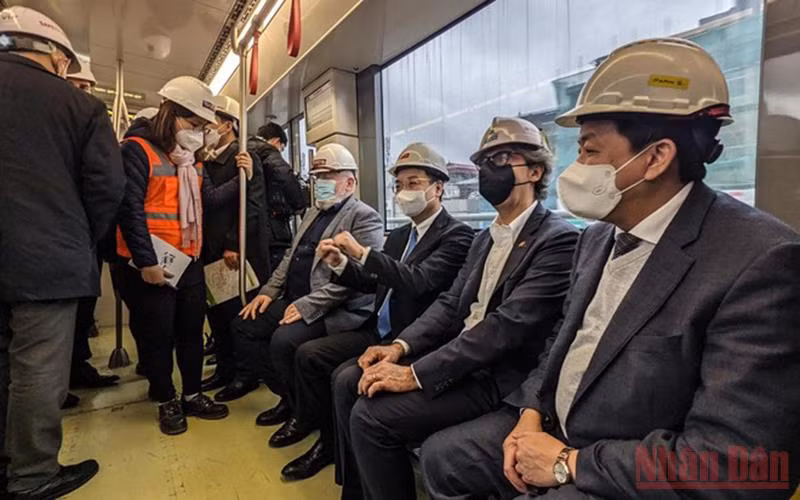 Phó Chủ tịch điều hành Ủy ban châu Âu Frans Timmermans cùng Chủ tịch Hà Nội đi thử tàu điện trên cao Nhổn-Ga Hà Nội. (Ảnh: Phú Khánh)