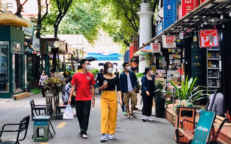 Đường Sách TP Hồ Chí Minh thu hút ngày càng đông du khách sau khi mở cửa trở lại.