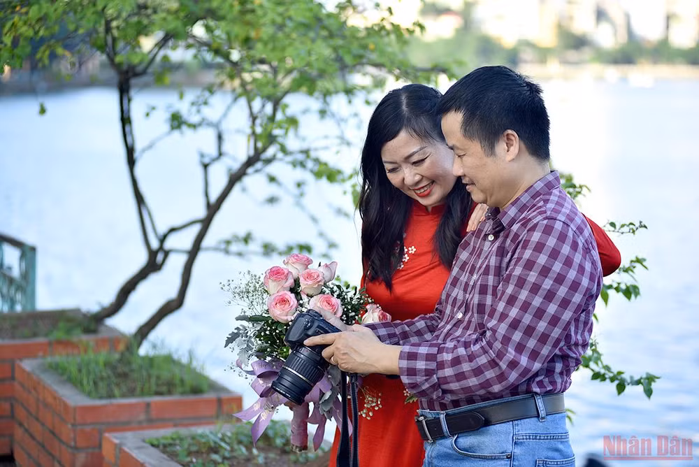 Người dân Hà Nội xuống phố du chơi ngày 20/10 -0