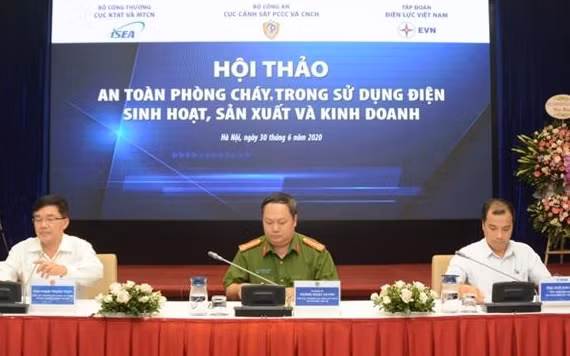 Các đại biểu chủ trì Hội thảo.