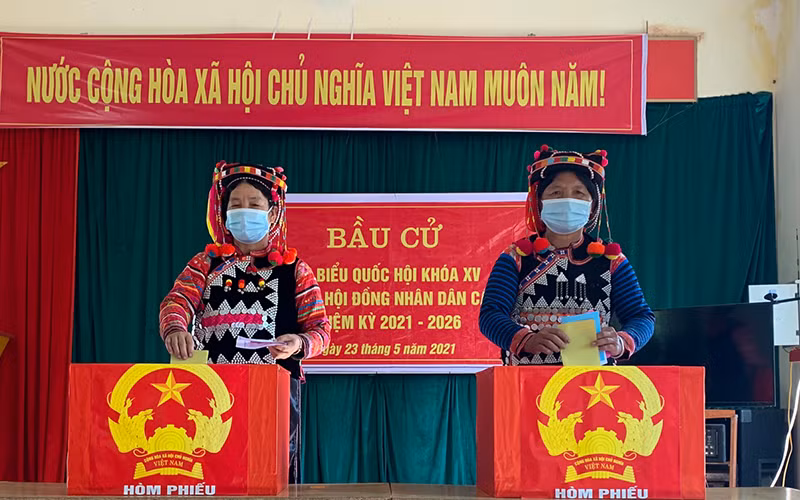 Đồng bào dân tộc Hà Nhì xã biên giới Sín Thầu bỏ phiếu bầu cử.