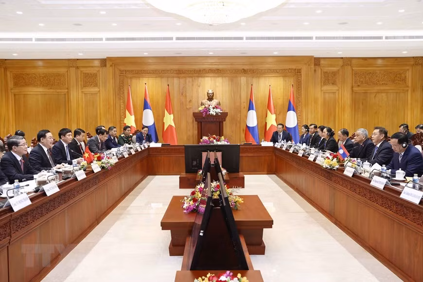 Chủ tịch Quốc hội Vương Đình Huệ hội đàm với Chủ tịch Quốc hội Lào -6