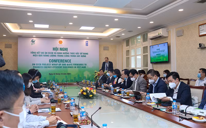 Các đại biểu tham dự hội nghị “Nâng cao hiệu quả sử dụng năng lượng trong các tòa nhà thương mại, chung cư cao tầng.” (Ảnh: UNDP)