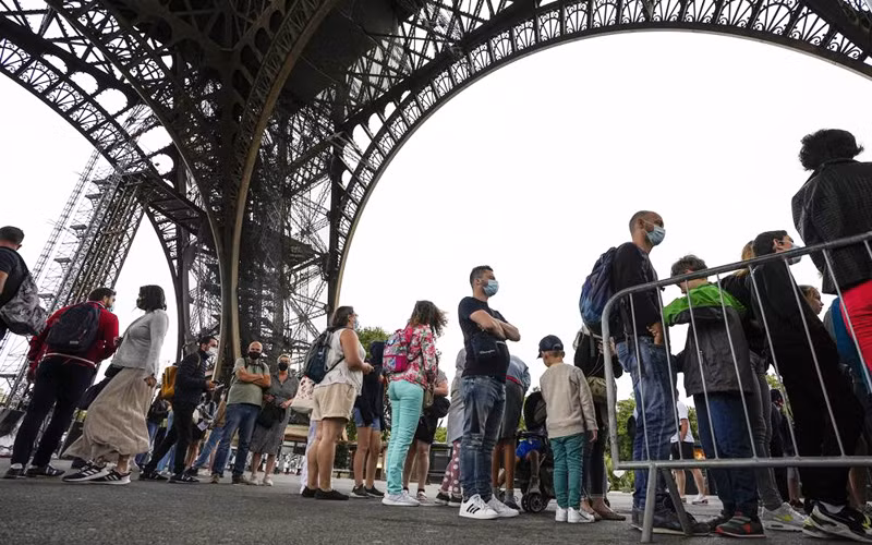Sau gần 9 tháng, du khách đã được ngắm toàn cảnh Paris từ Tháp Eiffel -0