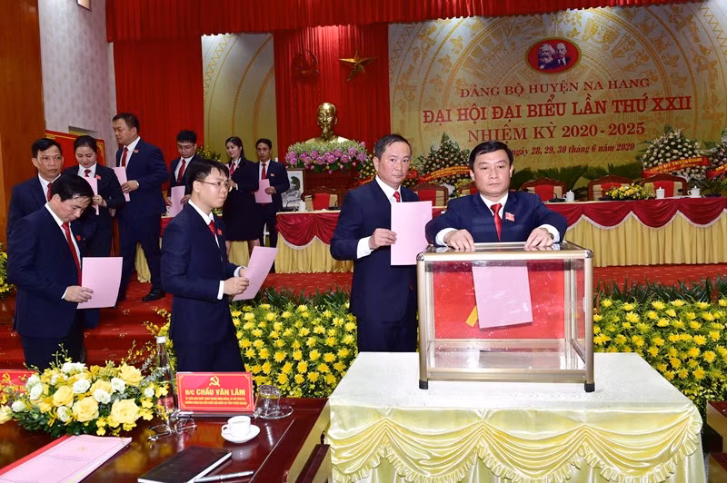 Đại biểu bầu Ban Chấp hành Đảng bộ huyện Na Hang khóa XXII, nhiệm kỳ 2020-2025.