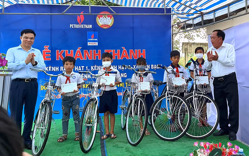 Đại diện Tập đoàn Dầu khí Việt Nam trao xe đạp và học bổng cho học sinh nghèo vượt khó học giỏi huyện Thới Bình.