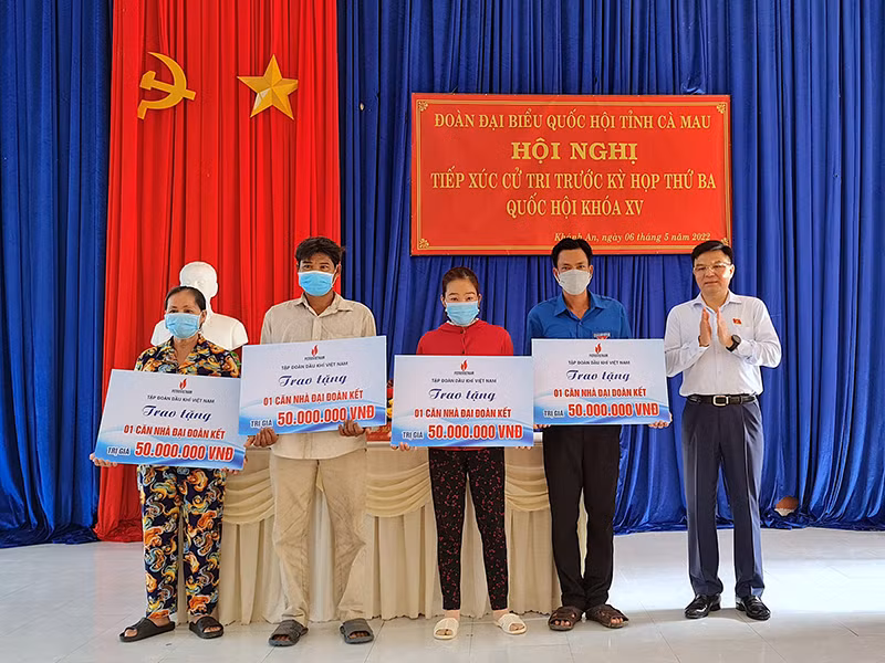 Cà Mau bàn giao cầu nông thôn, trao học bổng&nbsp;học sinh nghèo vượt khó -0