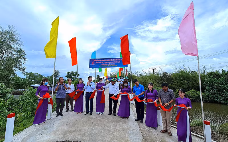 Cà Mau bàn giao cầu nông thôn, trao học bổng&nbsp;học sinh nghèo vượt khó -0