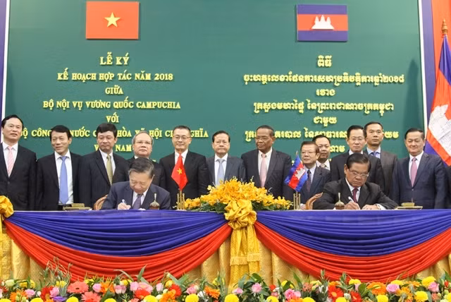 Bộ trưởng Tô Lâm (trái) và Phó Thủ tướng Sar Kheng ký Kế hoạch hợp tác giữa Bộ Công an Việt Nam và Bộ Nội vụ Campuchia năm 2018.