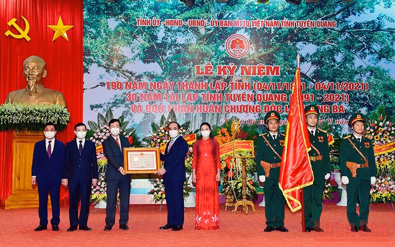 Đồng chí Võ Văn Thưởng đã trao Huân chương Độc lập hạng ba cho Đảng bộ và nhân dân các dân tộc tỉnh Tuyên Quang.