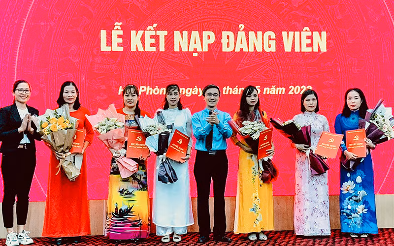 Lễ kết nạp đảng viên cho quần chúng ưu tú của Công ty Tohoku Pioneer Việt Nam. (Ảnh: Quang Dũng)