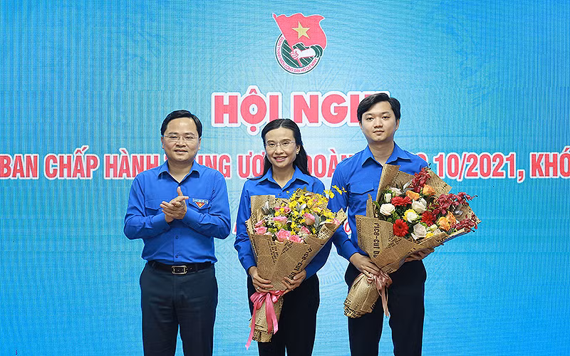 Bí thư Thứ nhất Trung ương Đoàn Nguyễn Anh Tuấn (ngoài cùng, bên trái) tặng hoa chúc mừng các đồng chí Nguyễn Phạm Duy Trang và Nguyễn Minh Triết.